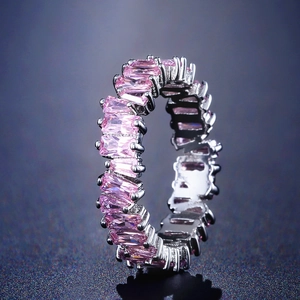 Ewigkeitsring mit rechteckig geschnittenen rosa Zirkonia in silberfarbenem Metall