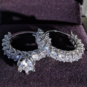 Classic black gold heart and arrow zircon ring with round pave setting on purple velvet