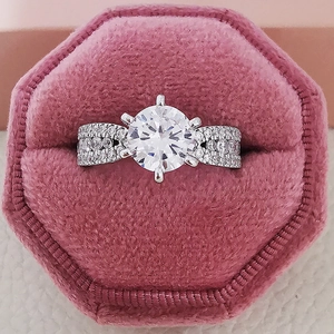 Luxuriöser 6-Krallen-Zirkonia-Ring mit Rundschliff-Hauptstein und Pavé-Fassung am Band