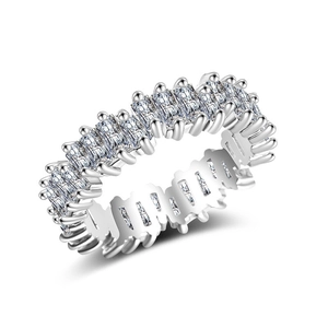 Eternity-Ring mit Zirkonia-Steinen im Baguetteschliff in einer Silberfassung