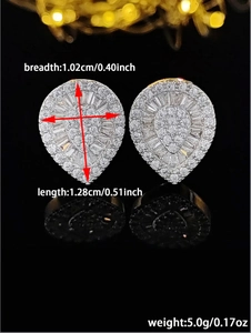 Vista macro degli orecchini di diamanti a forma di pera con dimensioni 1,28 cm e 1,02 cm