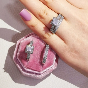 Set de anillos de boda con circón cuadrado y joyero de terciopelo rosa