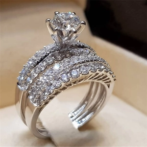 Elegante zilveren verlovingsring set met ronde steen en pavé gezette ringen