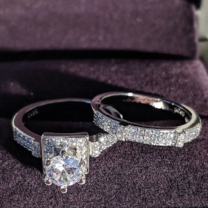Elegant S925 sterling silver wedding ring set with round cubic zirconia in velvet box