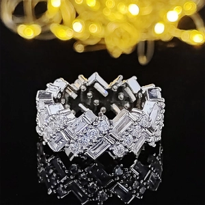 Lussuoso anello in argento con zirconi multi-taglio disposti in un design frastagliato