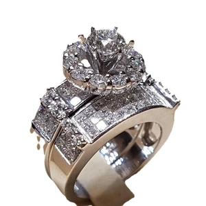 Conjunto de anillos de compromiso de plata 925 con cristales de lujo en fondo blanco
