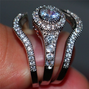 Primo piano del set di anelli in argento con grande zircone e fasce di cristalli pavé