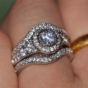 Dettaglio di un set di anelli in argento con grande diamante rotondo e micropavé