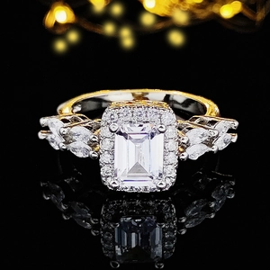 Ring met emerald geslepen kristal en marquise zijstenen op reflecterende basis