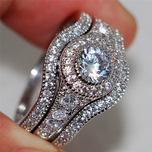 Macro di un set di anelli impilabili in argento con pietre di zirconia cubica lucida