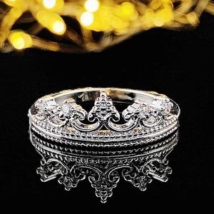 Bague couronne élégante en argent pour femme ornée de zircons brillants sur fond noir