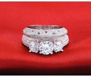 Vista macro detallada del juego de anillos de boda de plata con piedras de circonita