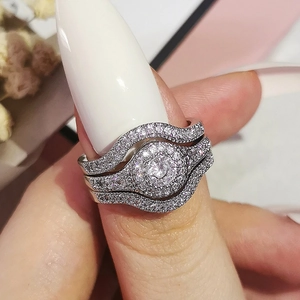 Set di tre anelli nuziali in argento con solitario halo e fasce sovrapponibili