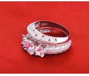 Vista macro de conjunto de anillos de plata S925 con grandes circonitas brillantes