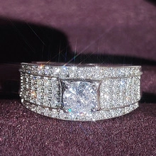 Gros plan sur une bague de fiançailles large de 3,5 carats avec pierre ronde et diamants pavés