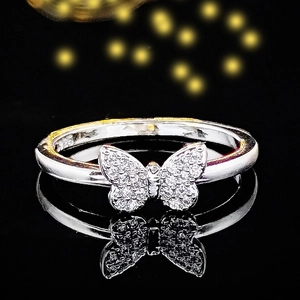 Eleganter Schmetterlingsring aus 925er Sterlingsilber mit glänzenden Kristallen
