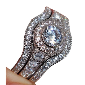 Set di tre anelli halo in argento con diamante rotondo brillante e cristalli pavé di lusso