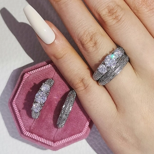 Primer plano del conjunto de anillos de boda de dos piezas en una caja de terciopelo rosa