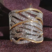 Détail d'une bague bicolore vintage avec pavage de cristaux de zircone blancs