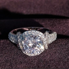 Vue macro d'une bague halo classique sertie sur un support luxueux en velours violet