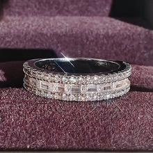 Détail d'une bague en argent sterling S925 avec trois rangées de zircons taille baguette