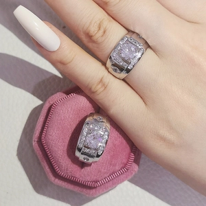 Gros plan sur des bagues larges en argent vintage avec pierres carrées et pavés de diamants