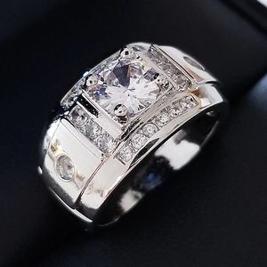 Vue macro de bague vintage argentée pour hommes avec grande pierre carrée et diamants pavés