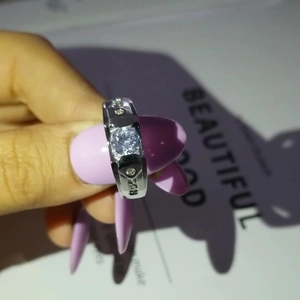 Gros plan d'une bague pour homme en argent avec un zircon central et des détails de l'anneau