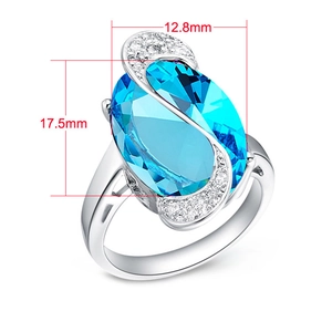 Dettaglio dell'anello con pietra blu da 17,5mm x 12,8mm e design a curva a S unico