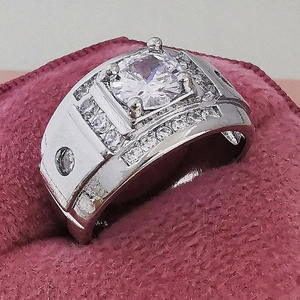 Bague vintage argentée pour homme avec pierre carrée sur fond de velours rose