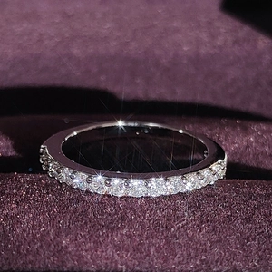 Élégante Bague Éternité en Cuivre Plaqué Argent Avec Strass pour Femmes Anneau Empilable Demi-Rangée de Pierres Transparentes