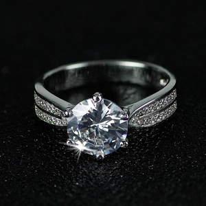 Elegante zilveren ring met zeszijdige zirkonia en een dubbele rij pavé-diamanten