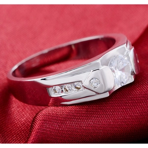 Bague pour homme en argent avec grand cristal rond et pierres sur soie rouge