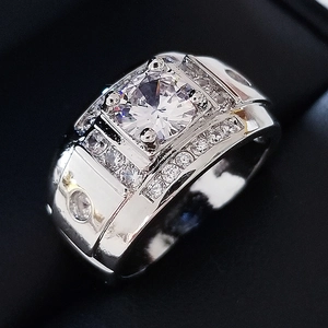 Bague vintage argentée pour homme avec pierre carrée vue macro à 45 degrés