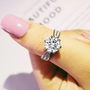 Elegante ring met zes poten, een gespleten schacht en een zilverkleurige metalen afwerking