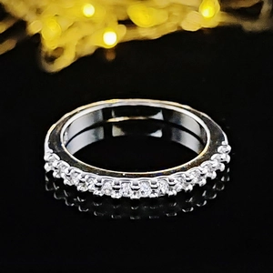 Bague éternité en argent avec des pierres de zircone étincelantes serties de griffes classiques
