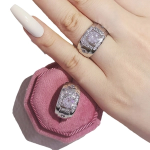 Bague vintage hip hop pour hommes avec large pierre rose carrée et détails pavés brillants