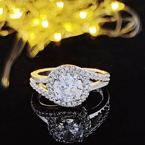 Elegante anillo de compromiso con halo redondo sobre base de espejo negro