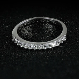 Bague élégante en argent avec zircons étincelants pour femmes avec serti demi-pavé