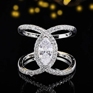 Elegante zilveren ring met marquise-zirkonia, dubbele kruisband en pavé-diamantaccenten