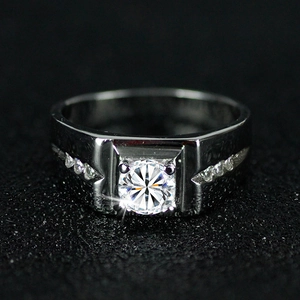 Nahaufnahme eines Herrenrings in Silber mit großem runden Diamanten und Akzentsteinen