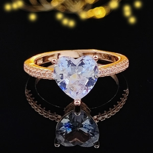 Luxurious rose gold heart-shaped zircon ring with pavé diamonds and mirror reflection