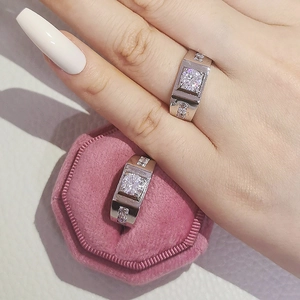 Anello da uomo in argento con diamante quadrato su un portagioie in velluto rosa