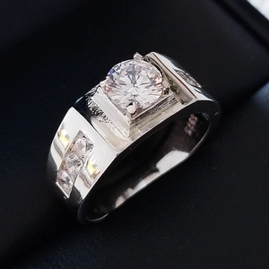 Anello uomo in argento S925 a fascia larga con pietra centrale tonda e dettagli laterali