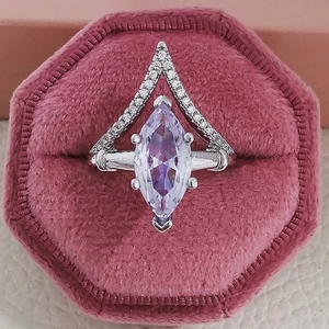 Elegante zilveren ring met marquise geslepen paarse zirkoon in een fluwelen juwelendoos