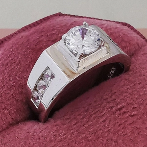 Macro di anello da uomo in argento con pietra quadrata in scatola regalo rossa