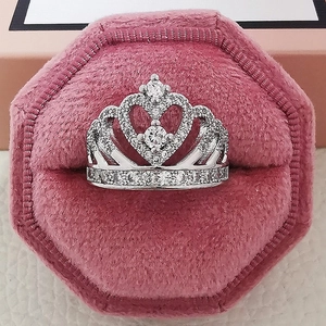 Exquisiter silberner Kronenring mit weißen Zirkonia in einer rosa Samt-Geschenkbox