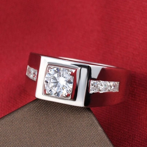 Anello da uomo in metallo argento con grande diamante rotondo e accenti laterali