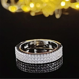 Anillo eternity con tres filas de cristales en banda plateada con reflejo de lujo