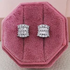 Orecchini a perno quadrati con cristalli e pavé in un elegante portagioie di velluto rosa